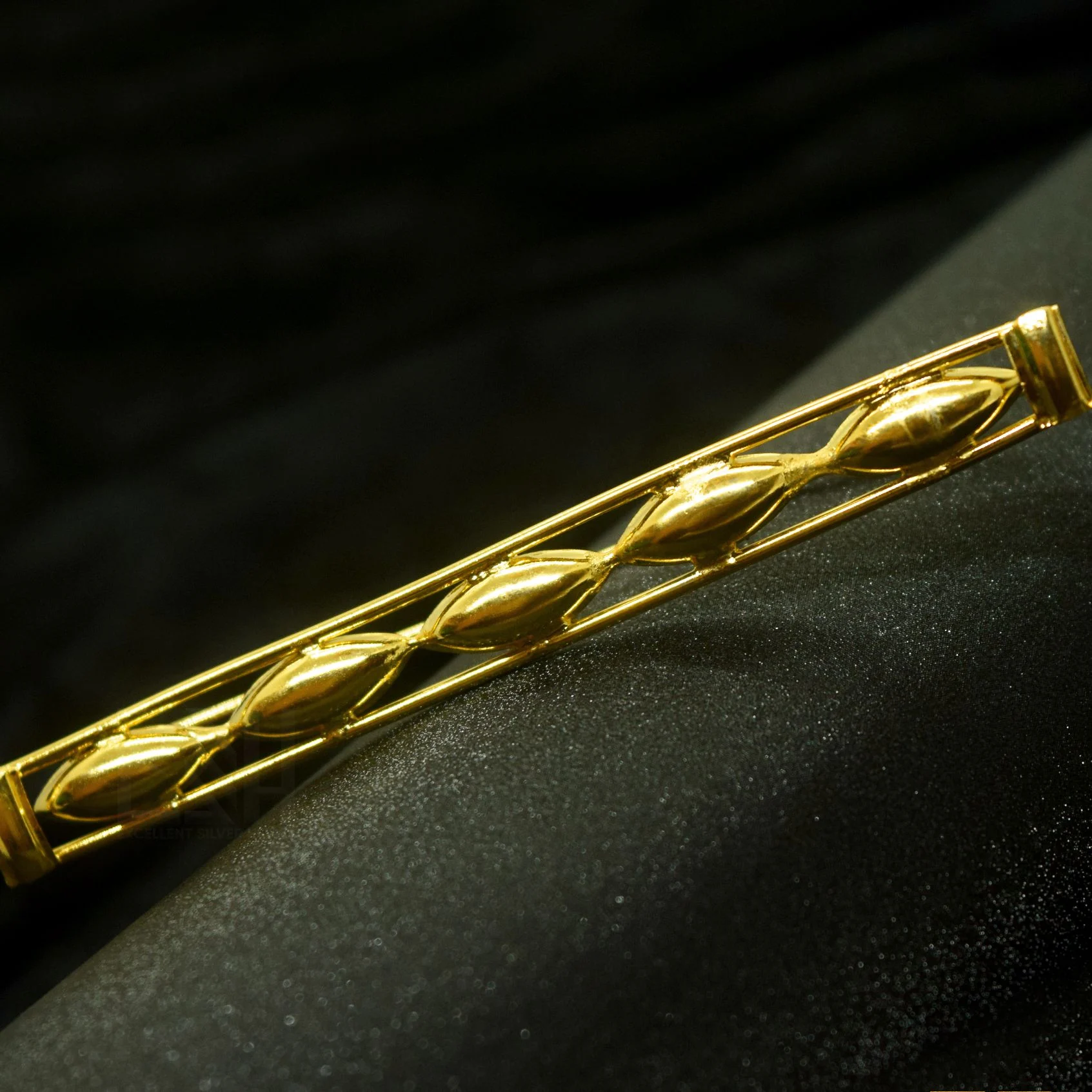 Gold plated Stylish Charm Thin Saree Brooch For Women