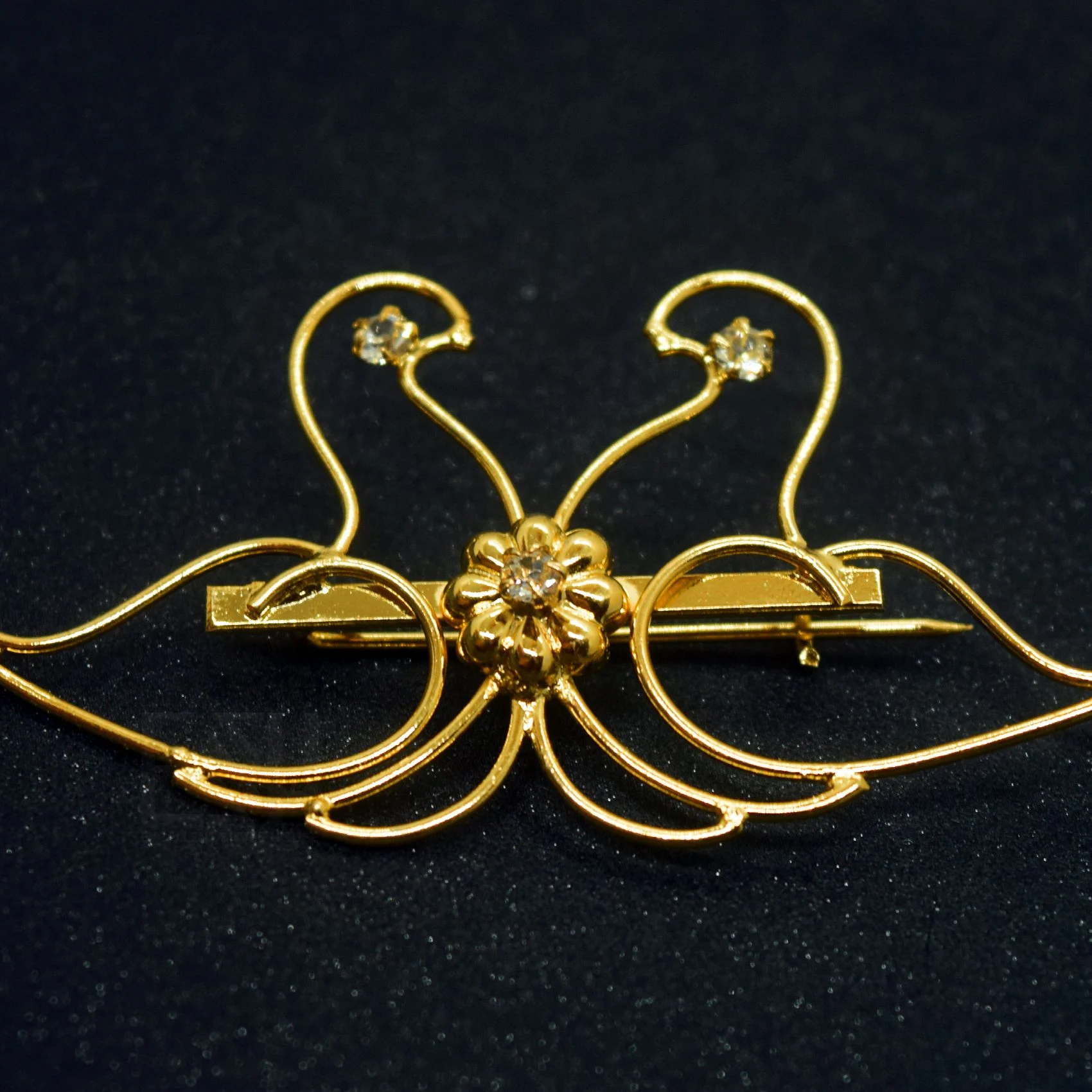 Gold plated Swan Theme Saree Brooch