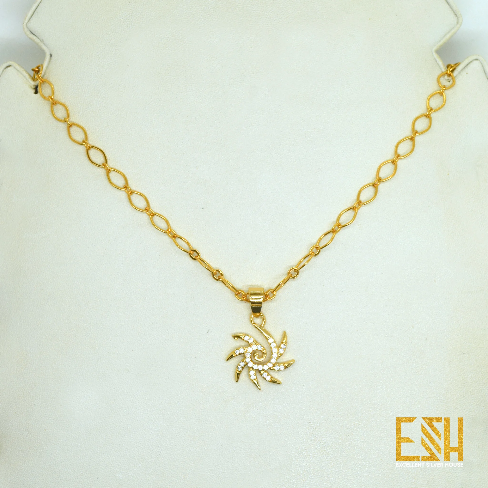 Gold plated 18/24 Inch 05MM Plain Link Chain With Medium Star Sun Theme Pendant