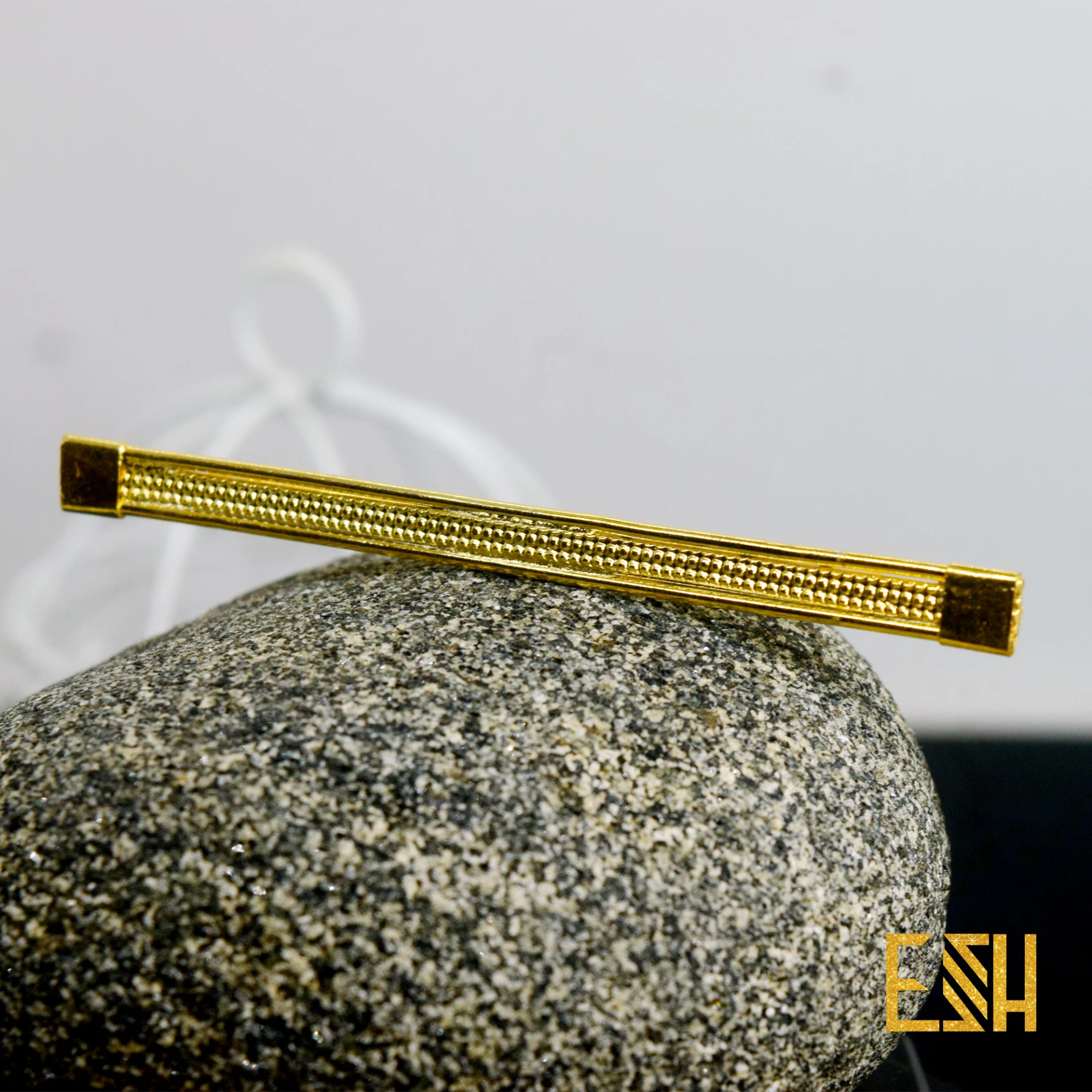 Gold plated Simple Saree Brooch For Ladies Whiteout Stone