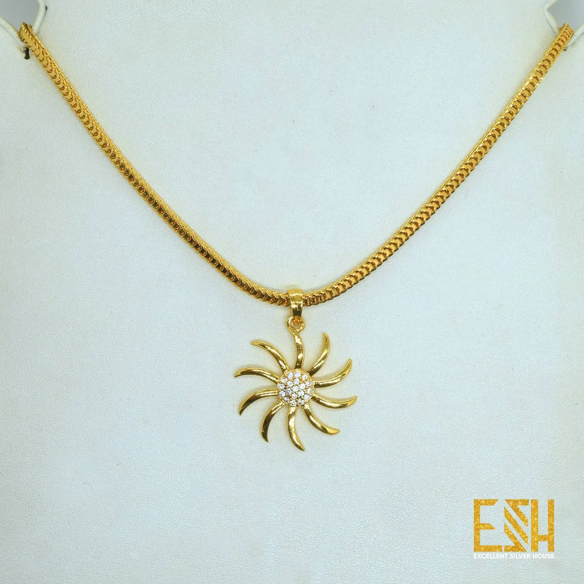 Gold plated New Stylish. rich Look Fashion Design 18/24 Inch's 2mm Fox Chain with Sun Pendant for gift, girls and women's