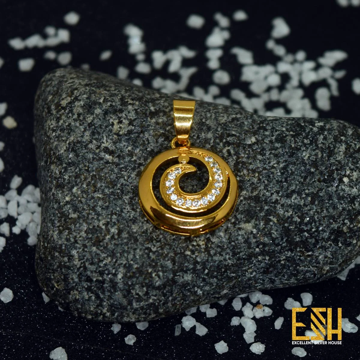 Gold Plated Stylish Rich Look Derana Pendant For Women gift items for girls