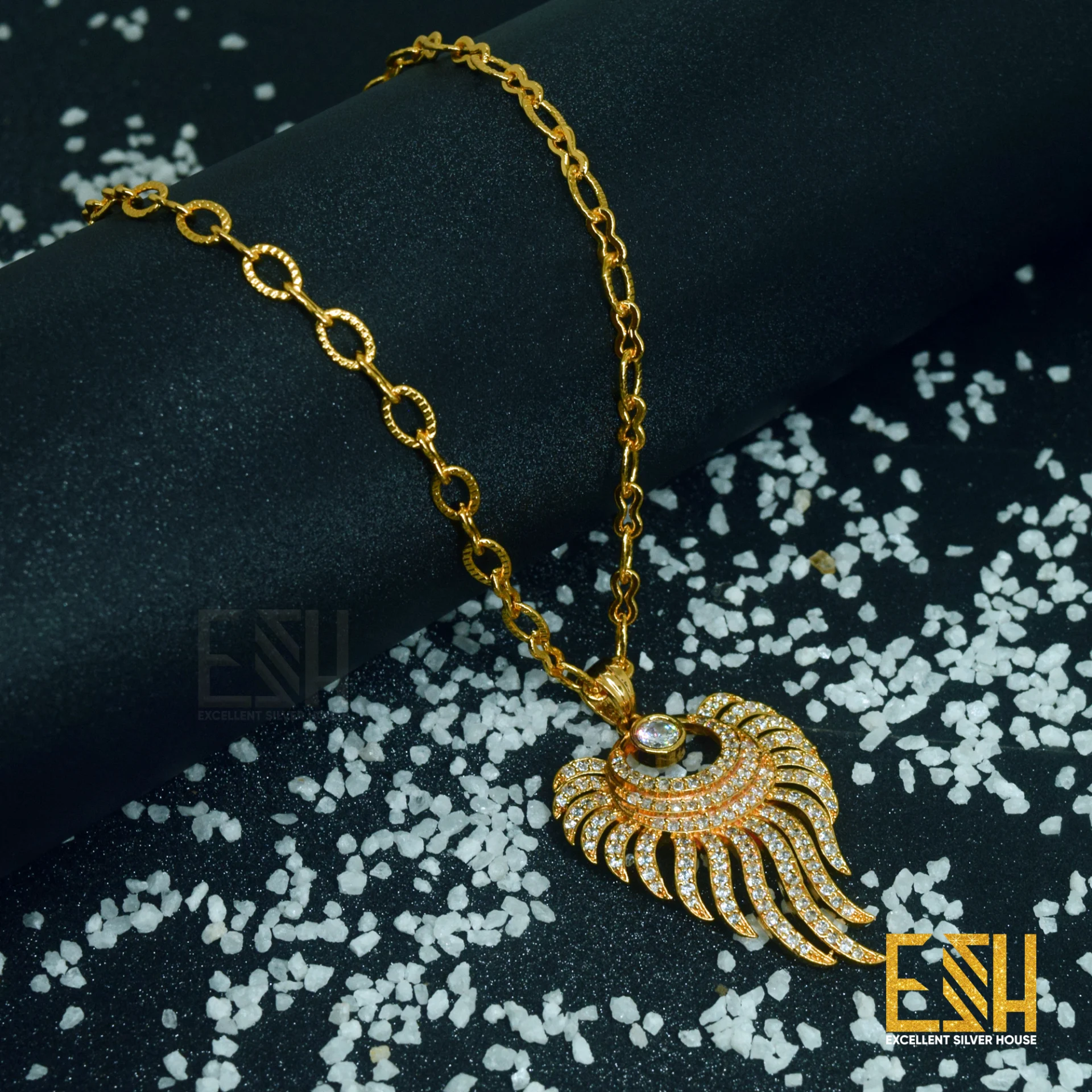Gold Plated 18/24Inch Short Stylish Look New Machine Cut Link Chain with King Size Sun Flame Theme Pendant for Ladies