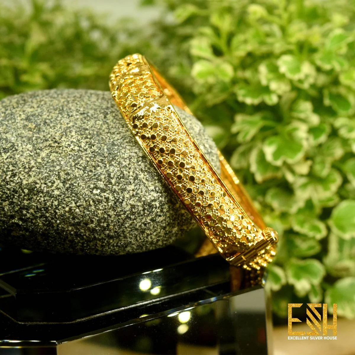 Gold Plated ESH Lover Stylish New Plane Scrow Lock Bangle For Women Jewelry