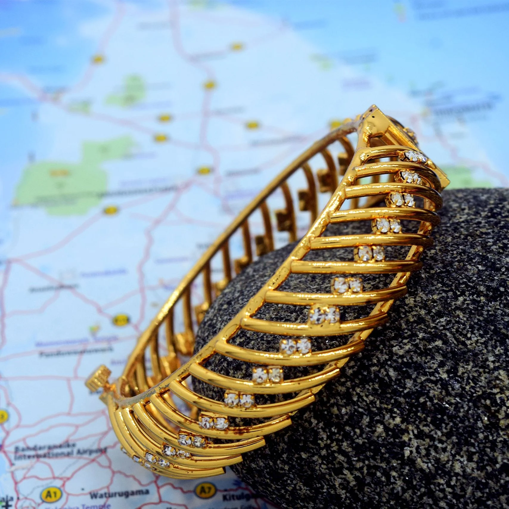 Hight Quality Fashion Gold Plated ESH Lover Stylish Scrow Lock Elegant Design Bangle With Two Stone For Women Jewelry