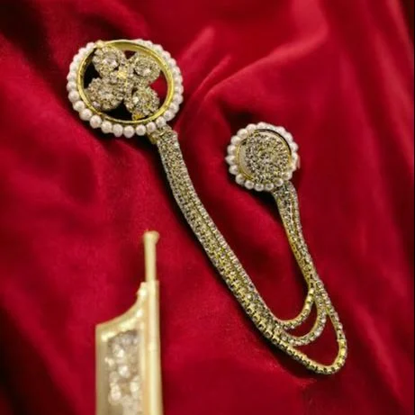 Trendy Female four Magazine Flower Brooch with stones Gold Color Jewelry Brooches For Women Luxury Dress Coat Accessories It makes the perfect gift for your loved ones