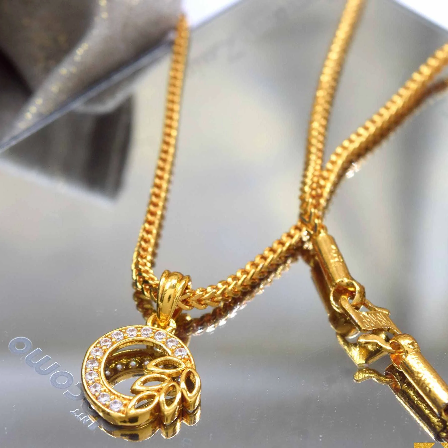 ESH Gold Plated Guaranteed 2.5MM New Trend Stylish Singapore square Fox Chain 18/24 Inch Beautiful Design With Leef Round Fixed Stone Pendant chain for women