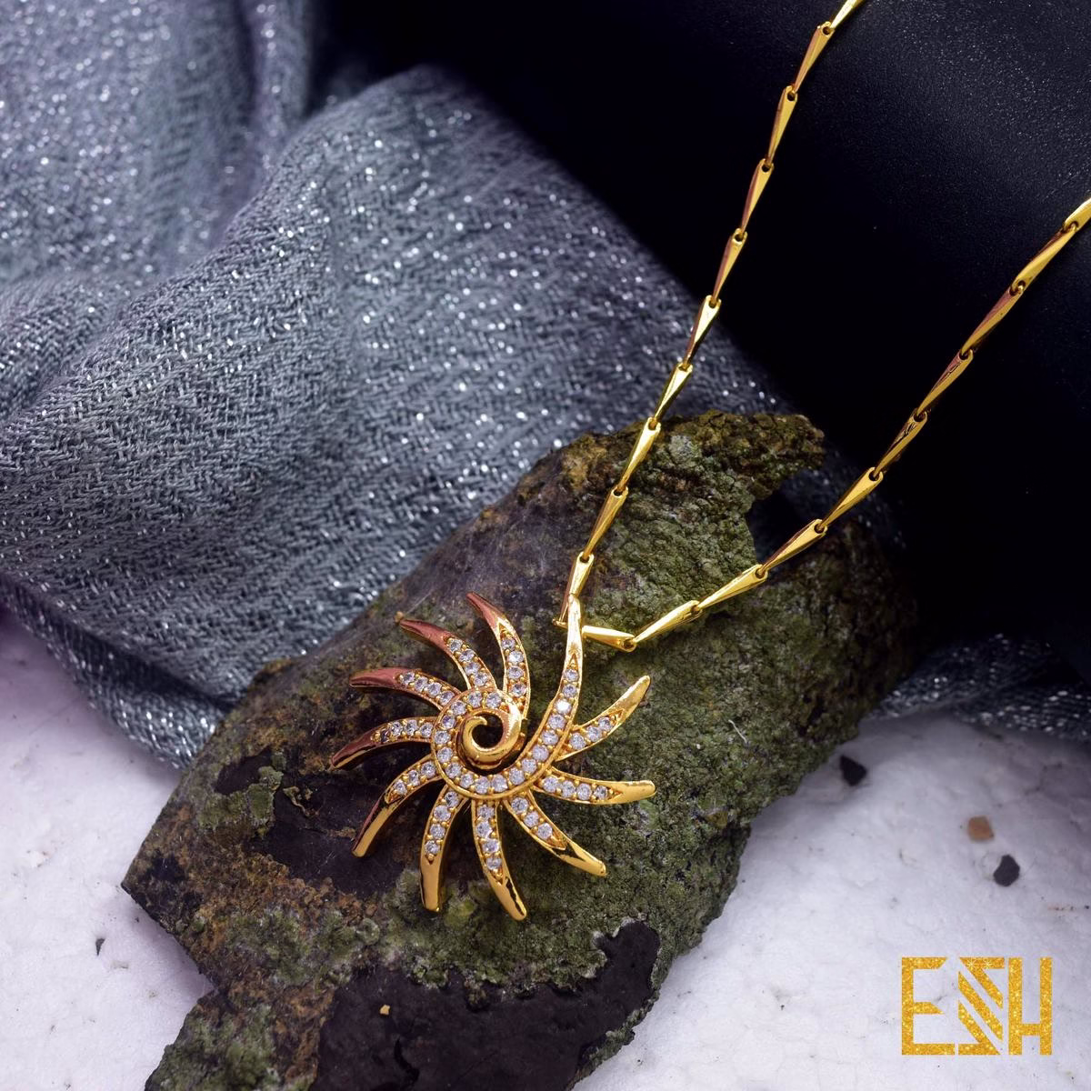 Gold plated New 1MM V-Cut Chain 18//24 Inch Short and long With Star Sun Theme Pendant