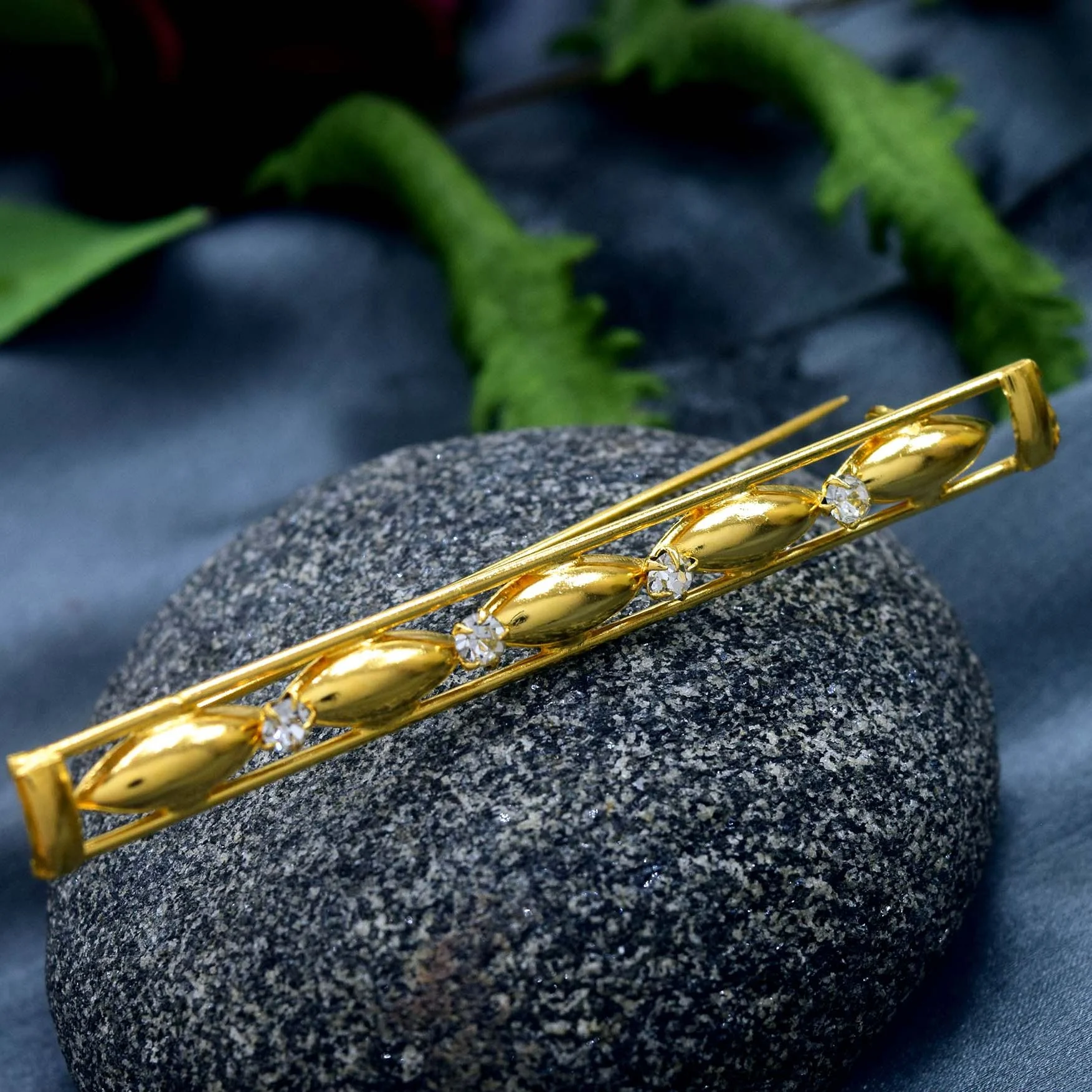 New Arrivals ESH Gold plated Fashion Stylish Paddy design saree Brooch Saree Pin With Fixed White Stone For Women