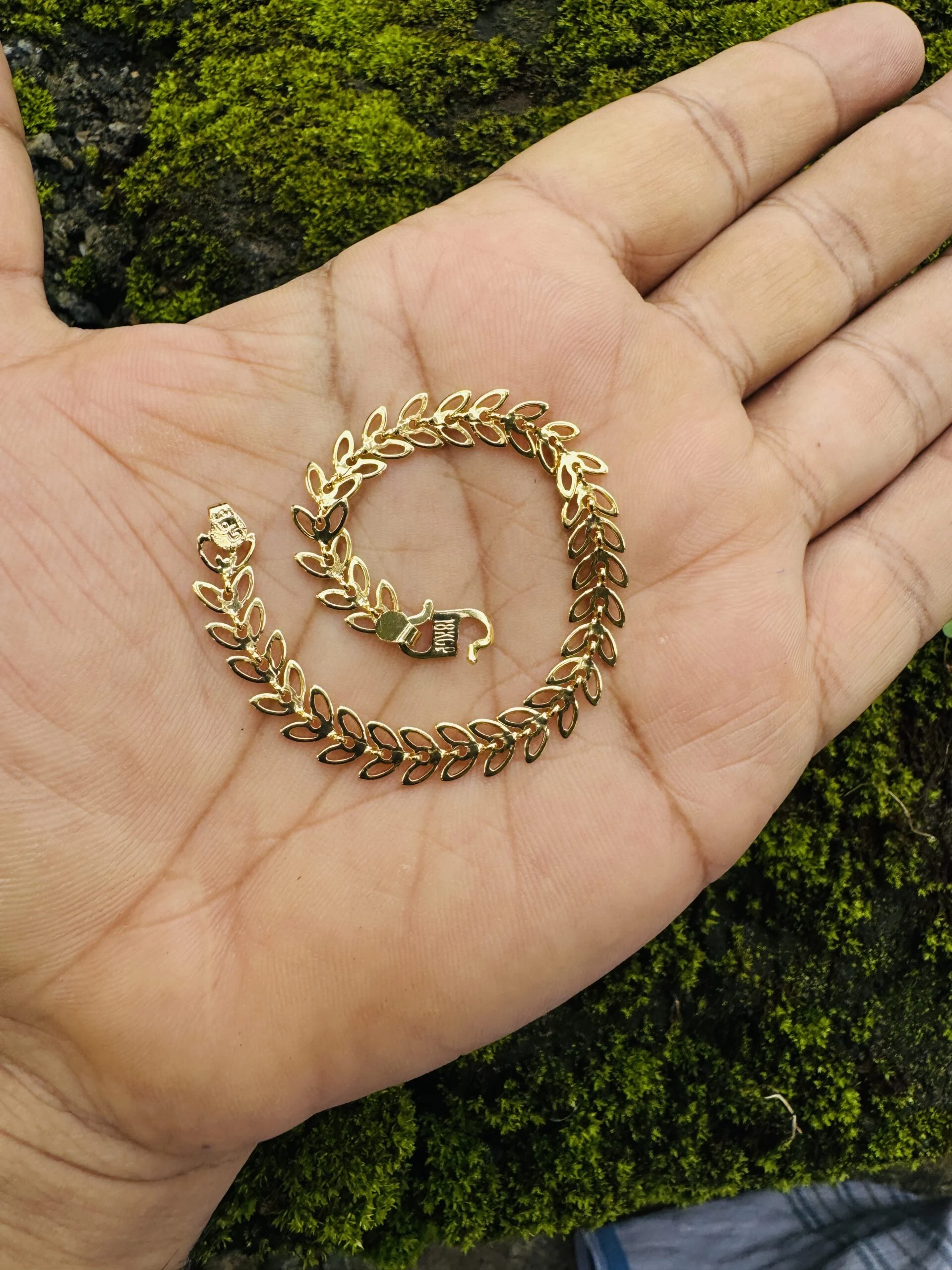 Gold plated beautiful leaf type bracelet with machine cut and plane for women and girl