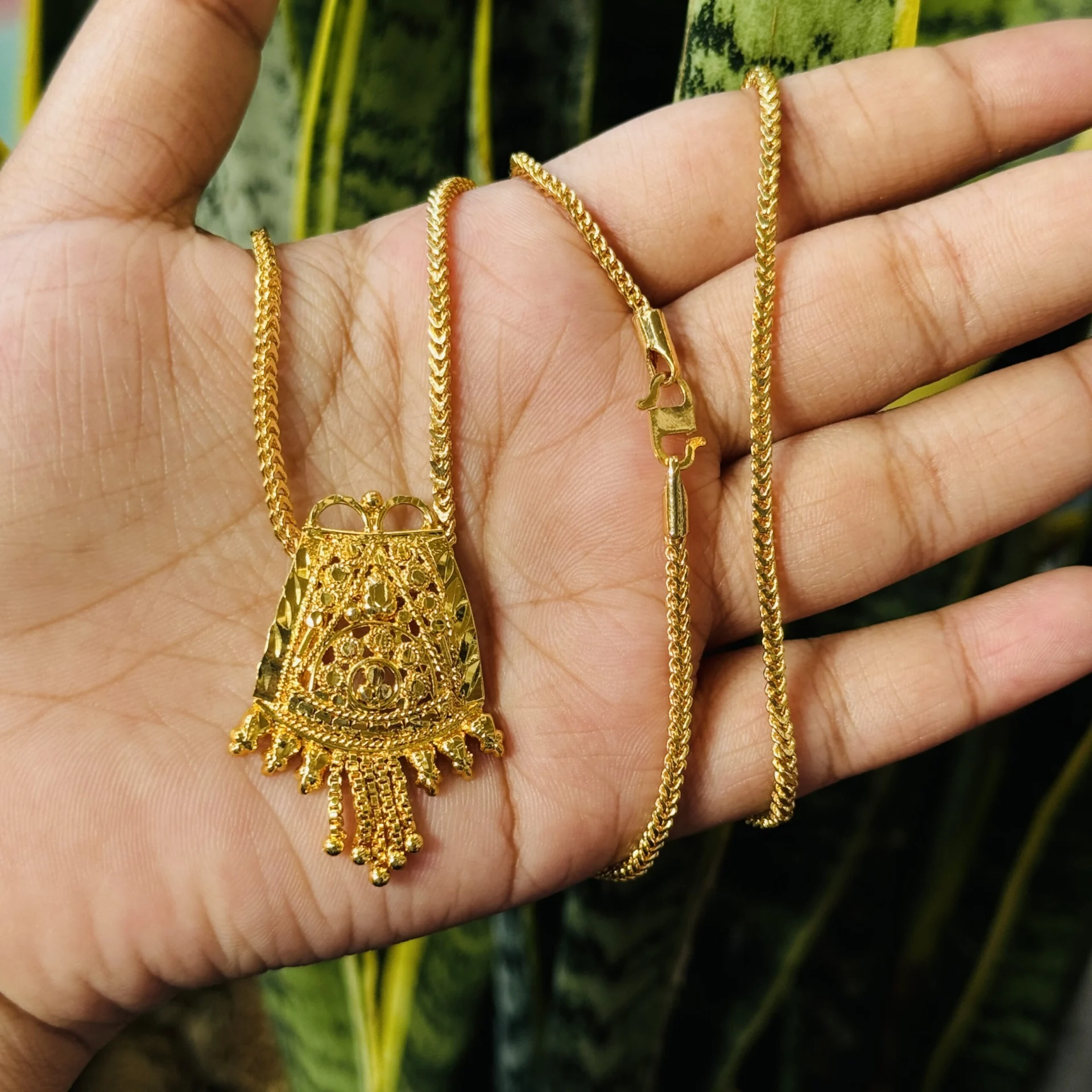 Gold plated beautiful 2.5mm Fox chain and big Praveena pendant without stone for women and girl