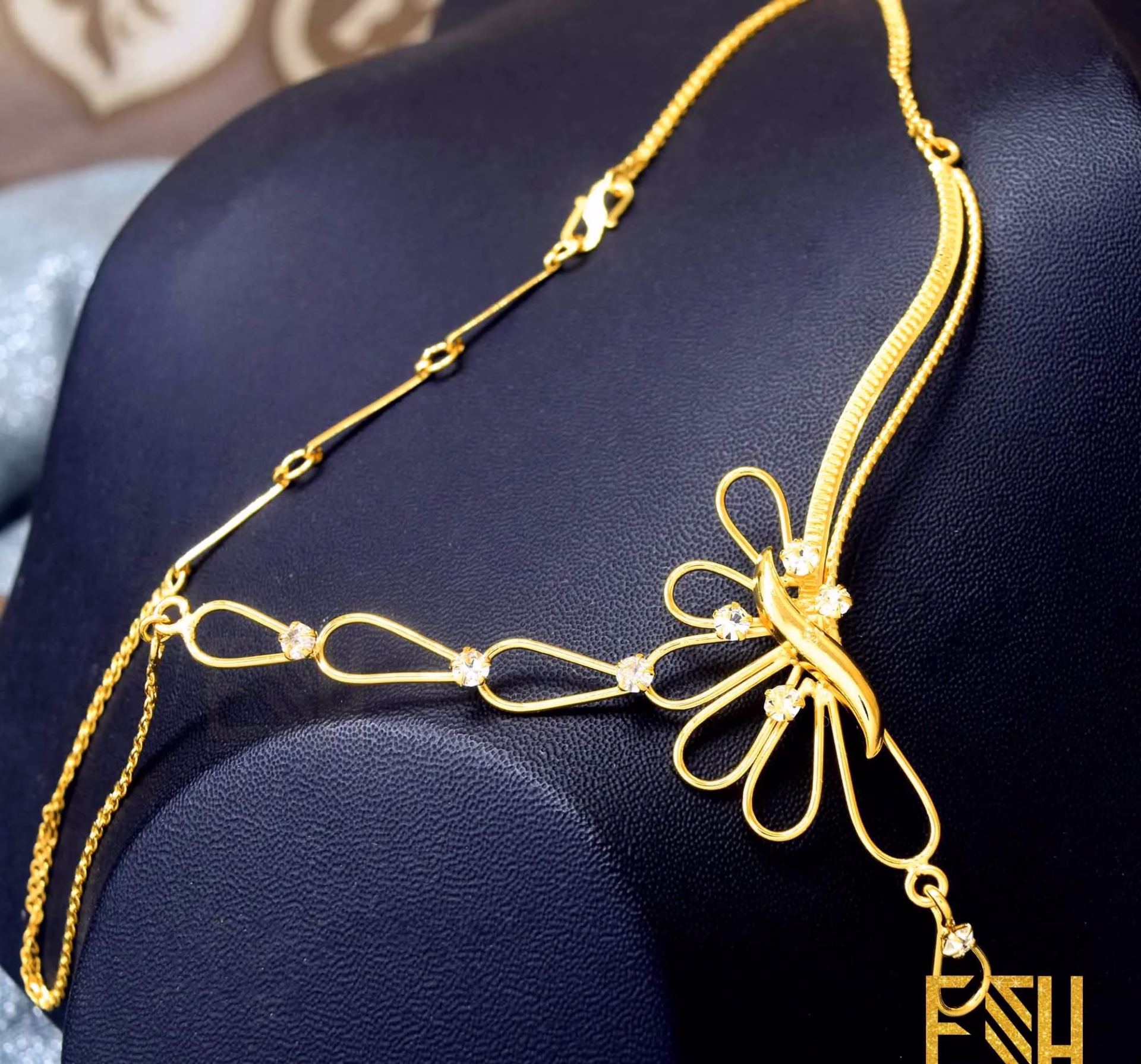 Gold plated leaf design Theme necklace For Women very beautiful design for gift your lover