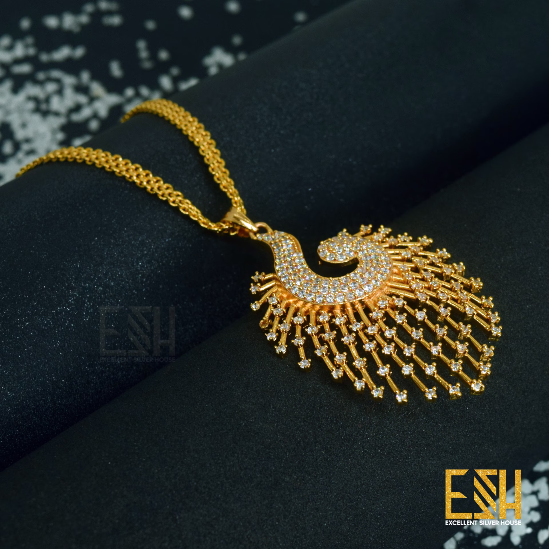 Gold Plated 18/24 Inch's Rich Look Big Size 5.5MM Bismark Chain with King Size Peacock Theme Pendant for Gift, Women's and Girls