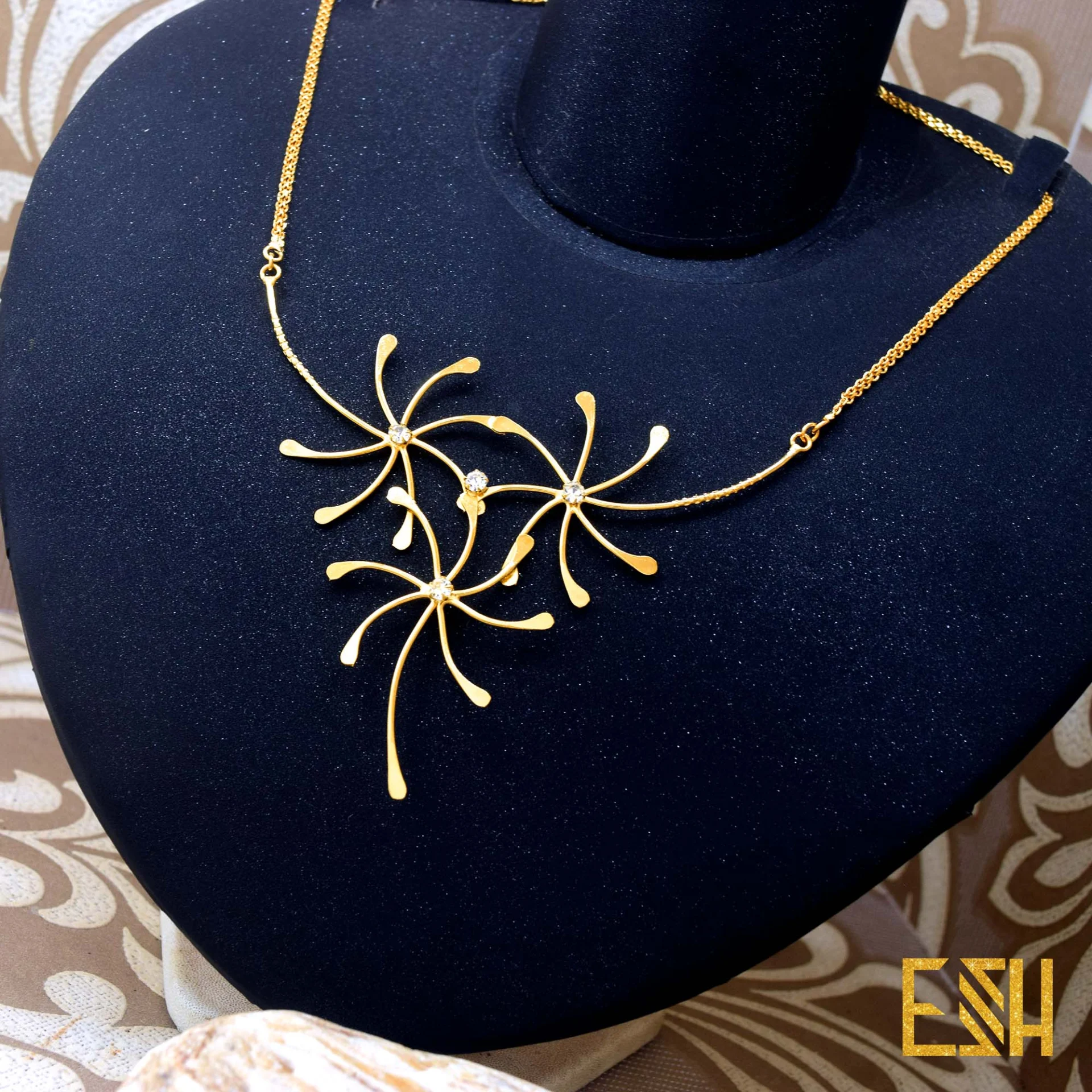 Superb finishing Stylish Look spider theme necklace It makes the perfect gift for your loved ones Latest design with charm.