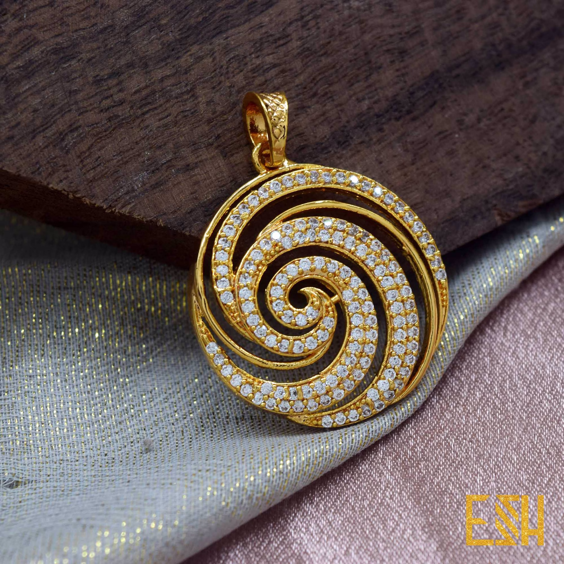 ESH Stylish Rich Look Good Quality Gold Plated King Size Derana Theme Pendant For Women