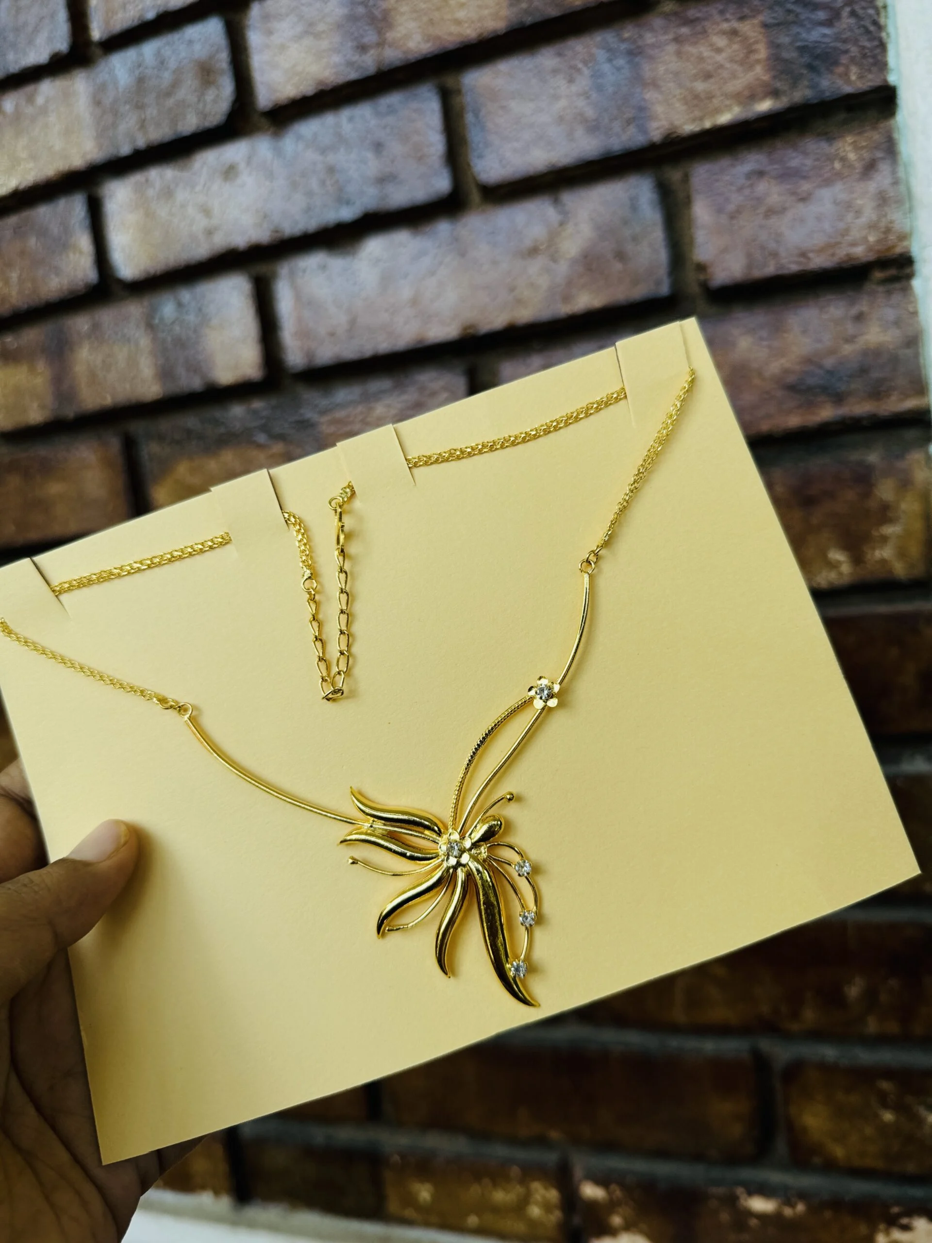 ESH Gold plated Rich Look BEAUTIFUL Flower type necklace For Women