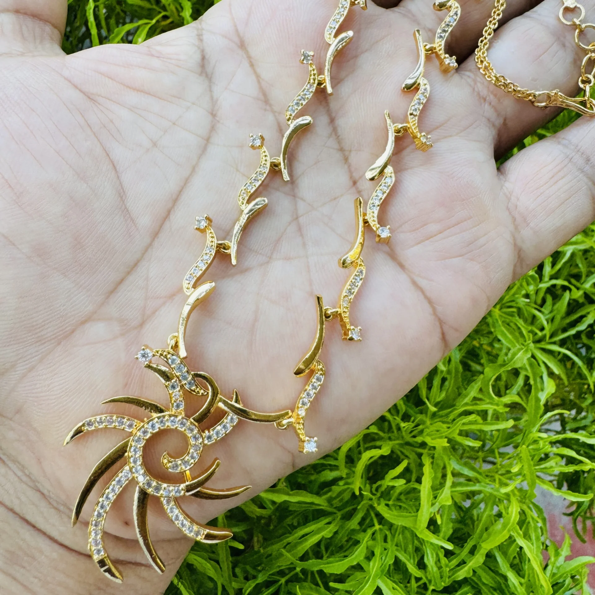 Gold plated Hight quality beautiful flower design necklace with white stone for girl and women [ free box ]