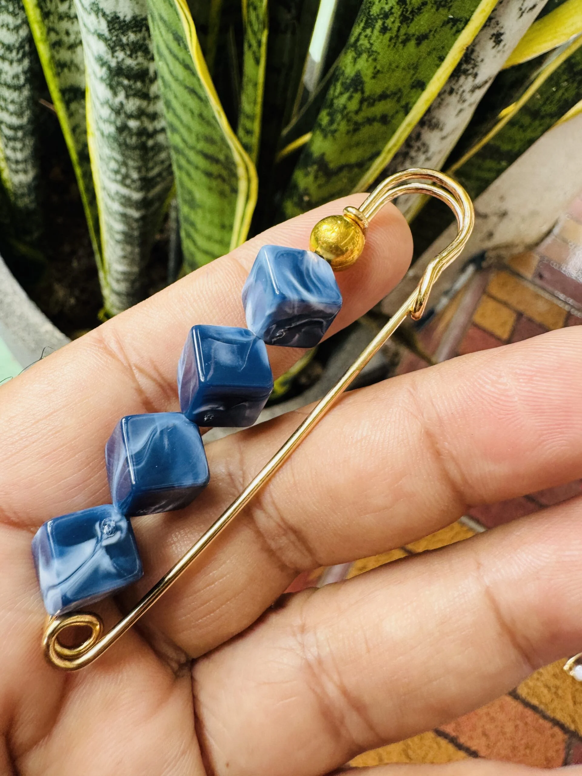 Gold color saree pin with dark blue color 4 ice cube design big brooch for women