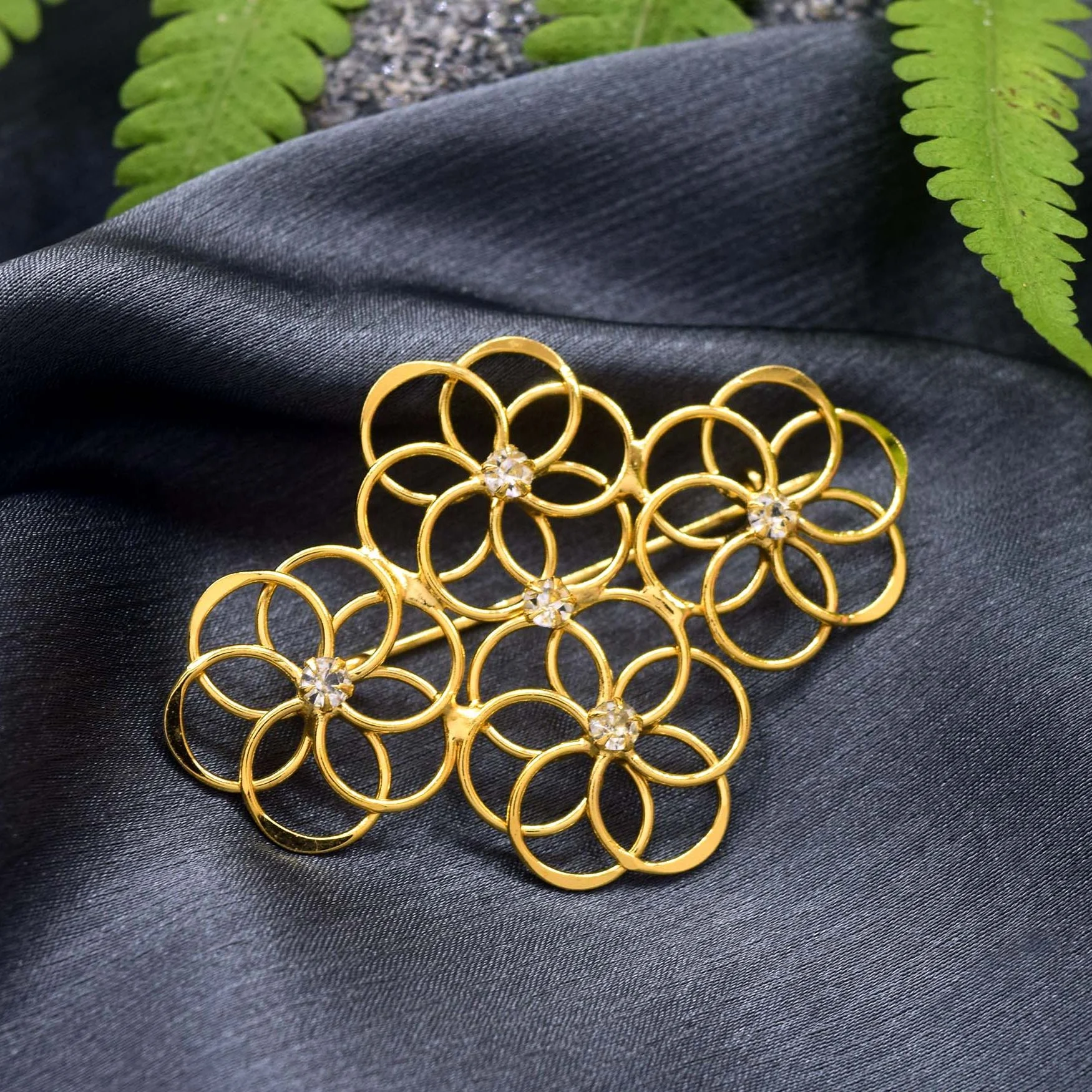 New Arrivals ESH Gold plated Fashion Stylish Round flower design saree Brooch / Saree Pin With Fixed White Stone For Women