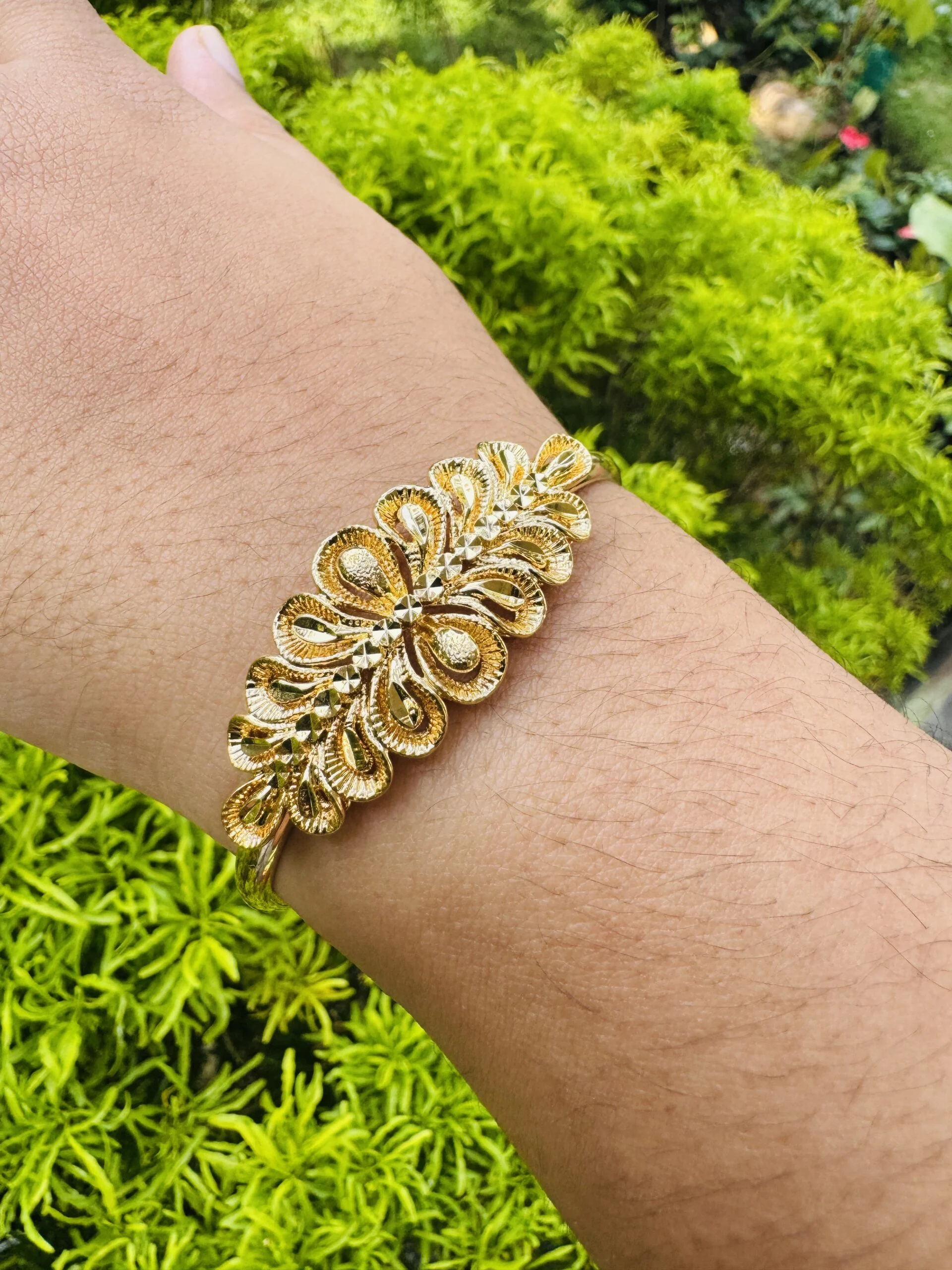 Gold plated leaf designs look beautiful charm wave adjustable bangle design for woman and girl