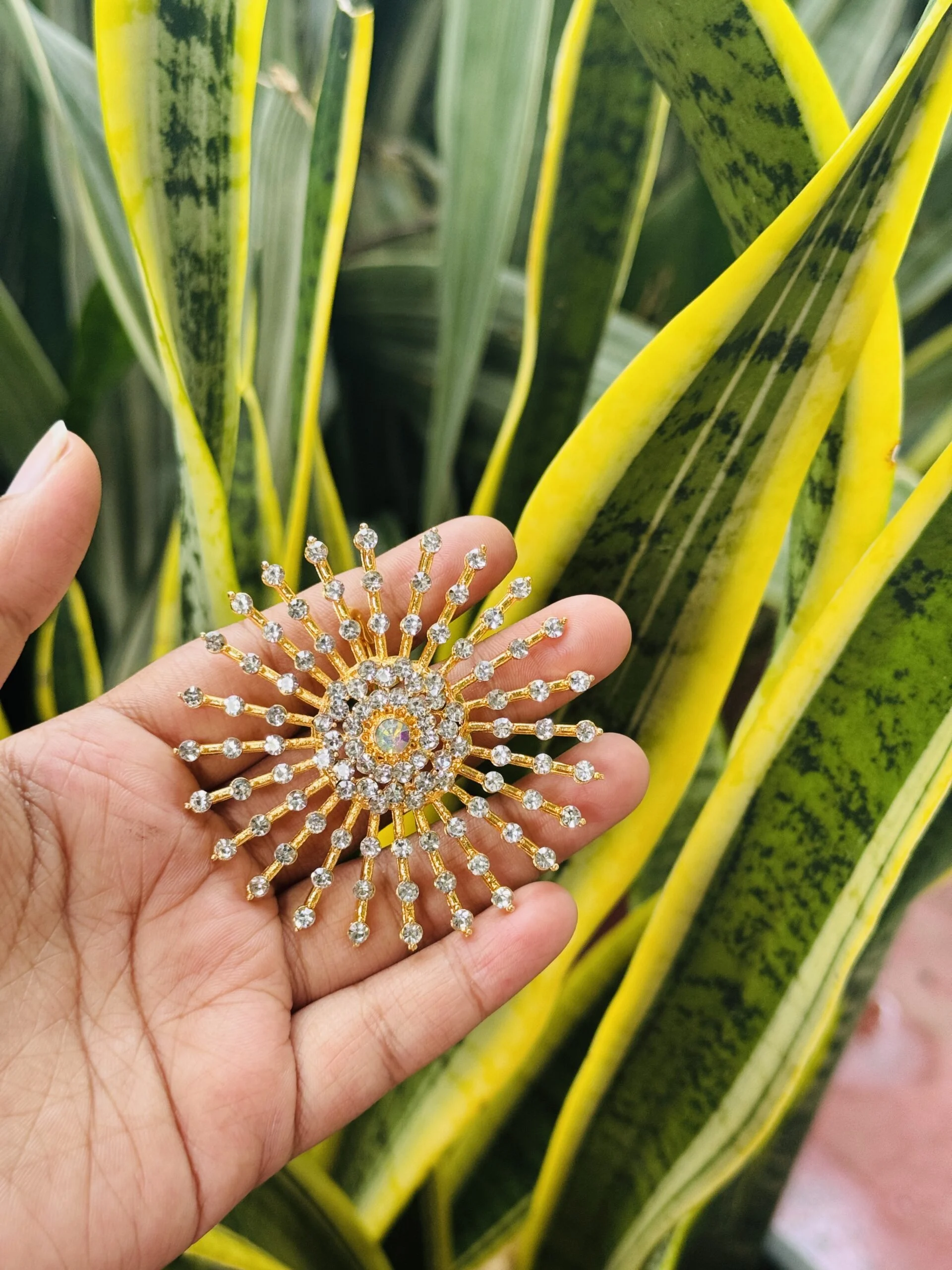 New arrival Gold plated sun design beautiful saree brooch with small multi stone for women and girl