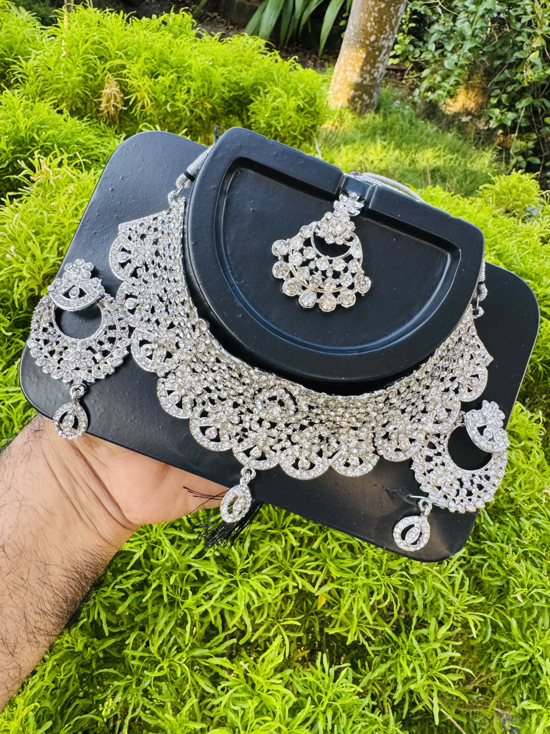 High quality rich look Silver chocker necklace and one pair earring, nalal theli with white stones for girls and women's