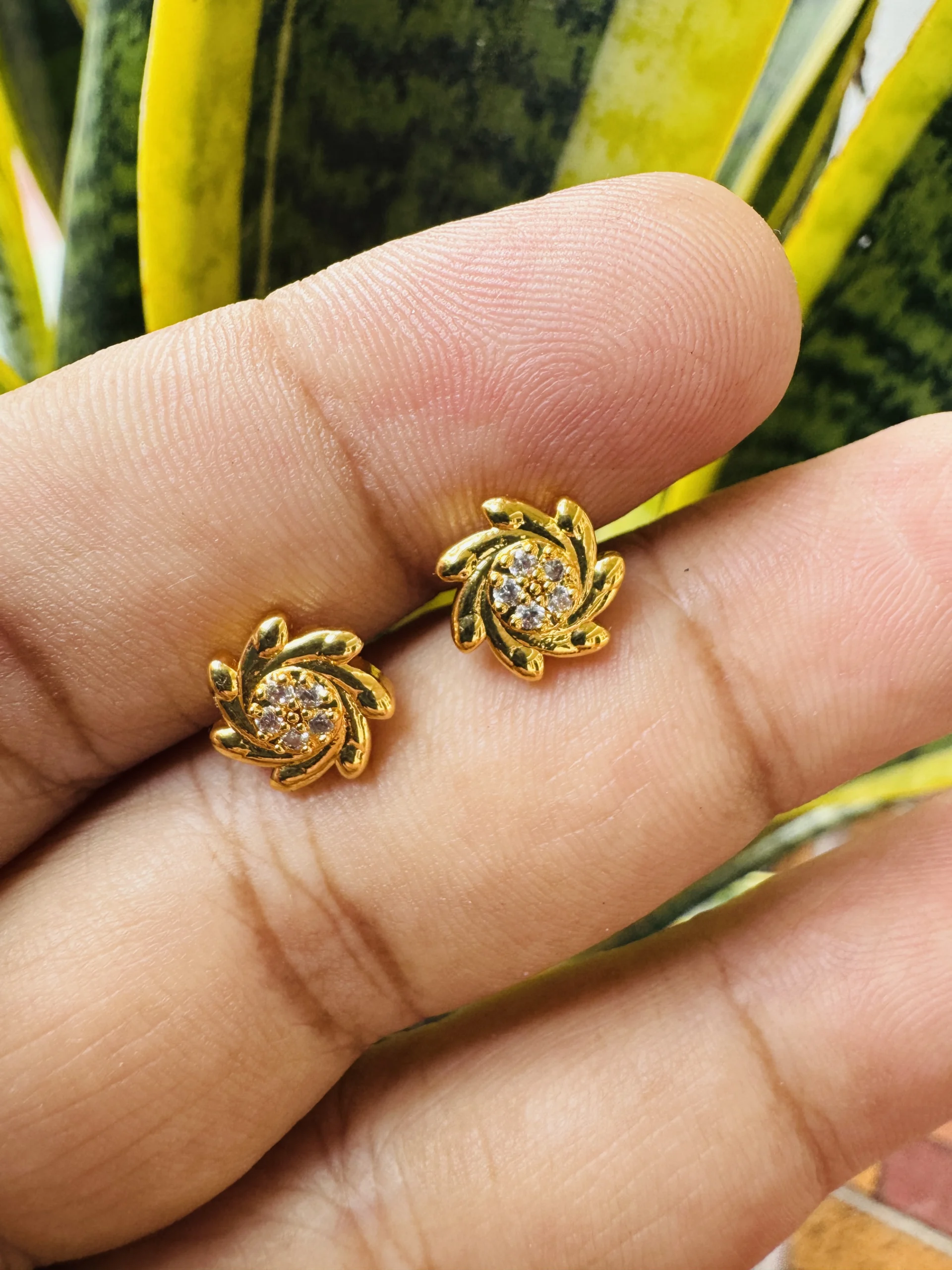 Gold plated beautiful, rich look sun design flower earring with white stone for Women and Girl