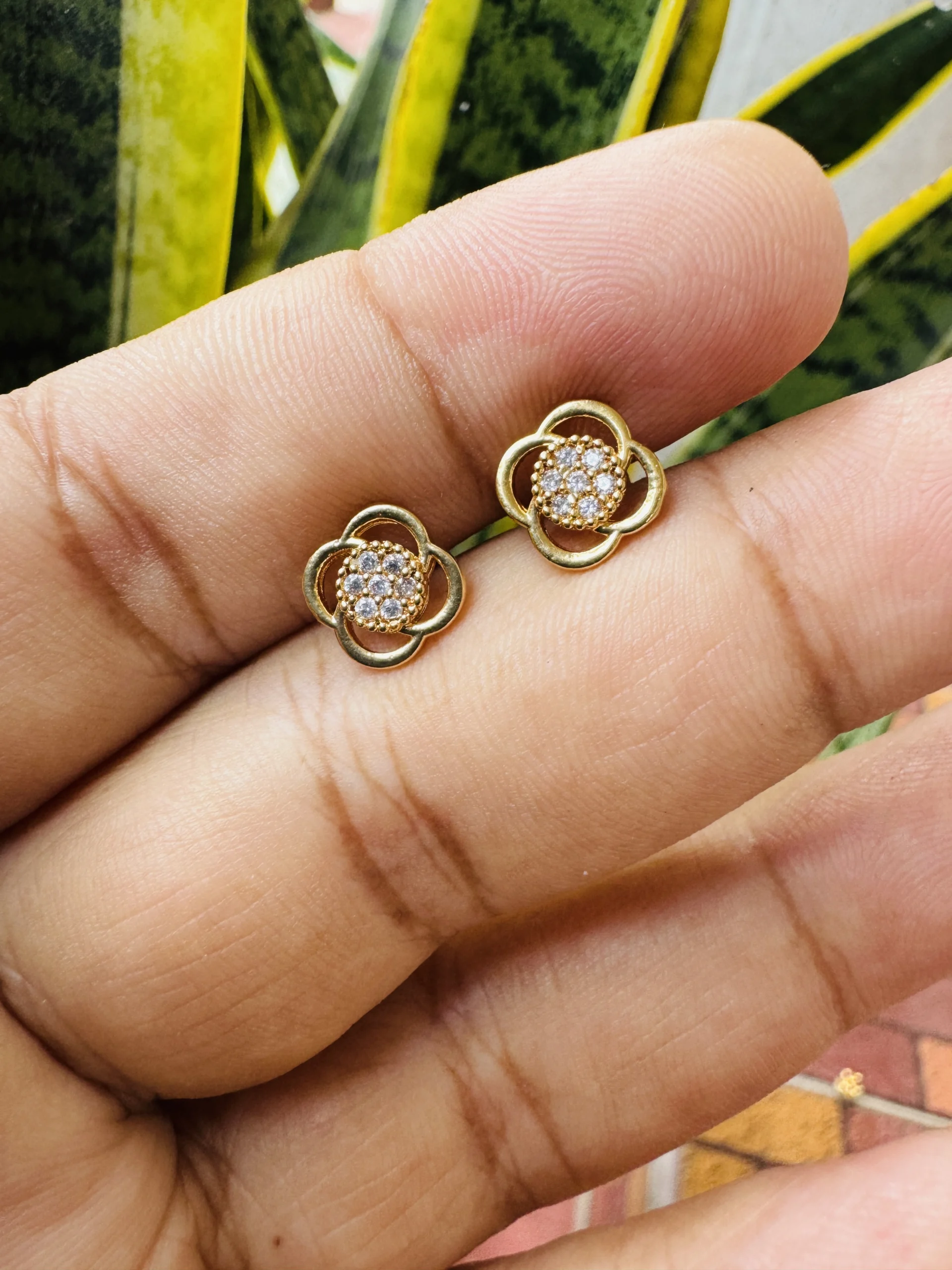 Gold plated new arrived four petal flower design earring with white stone for Women and Girl