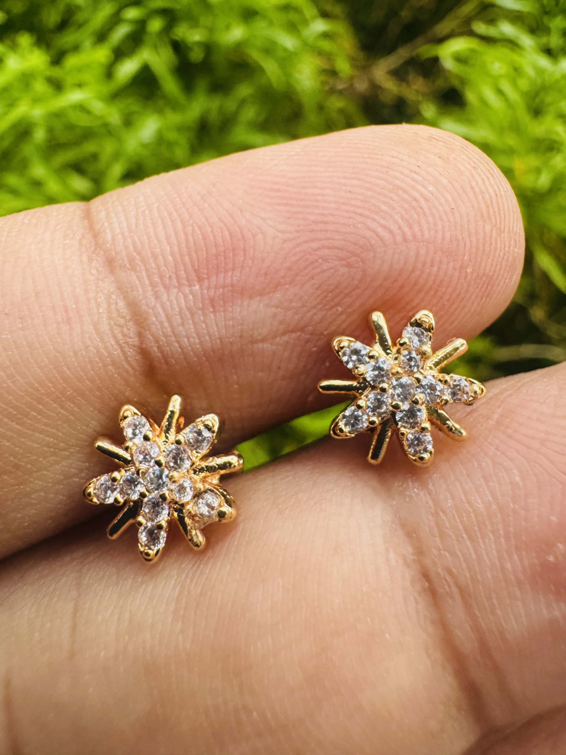 Gold plated new stylish rich look rare style flower stud earring for women and girl