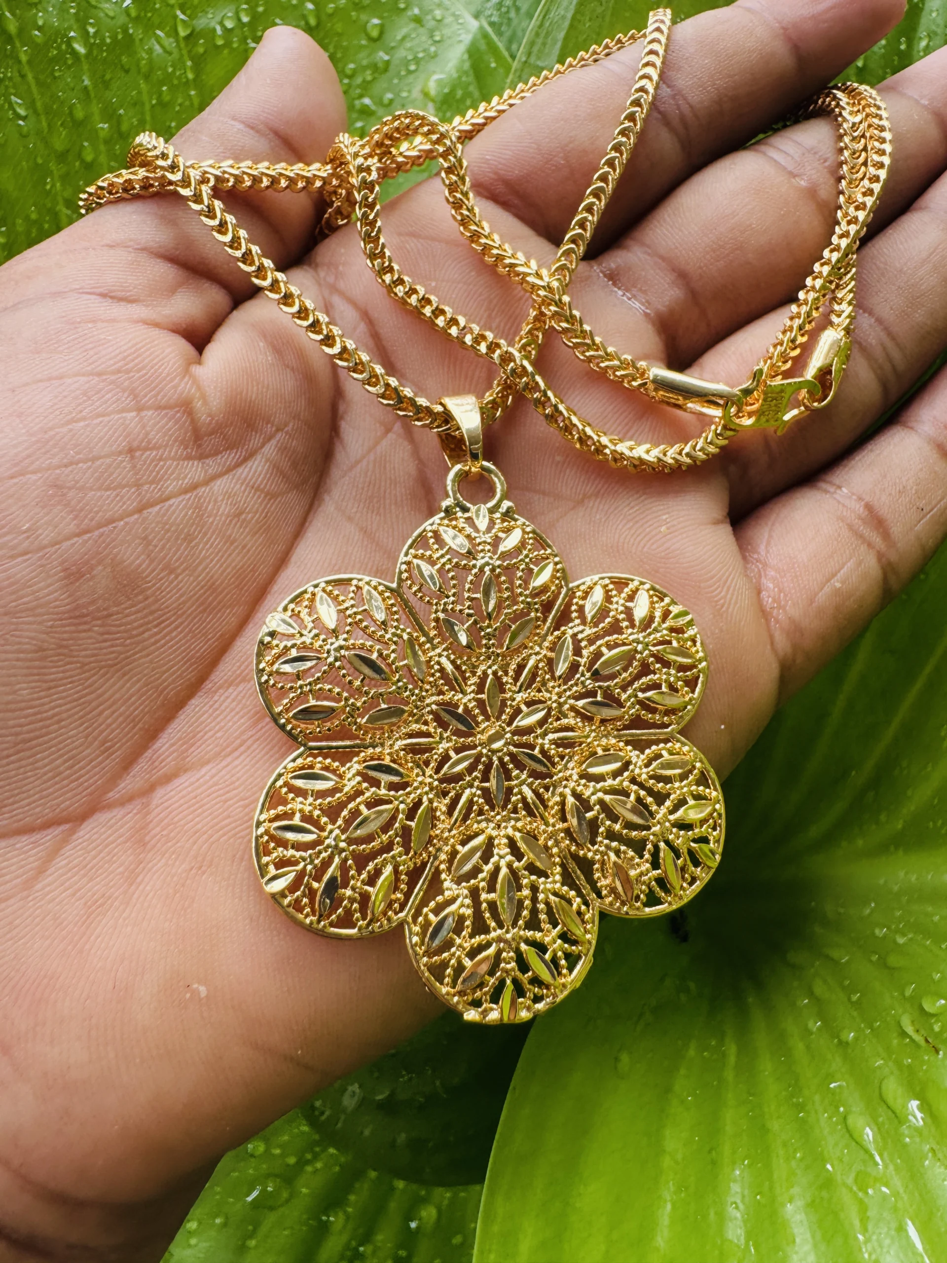 Gold plated 18/24 Inch's fox chain with beautiful leaf insert flower design BIG Pendant for women and girl