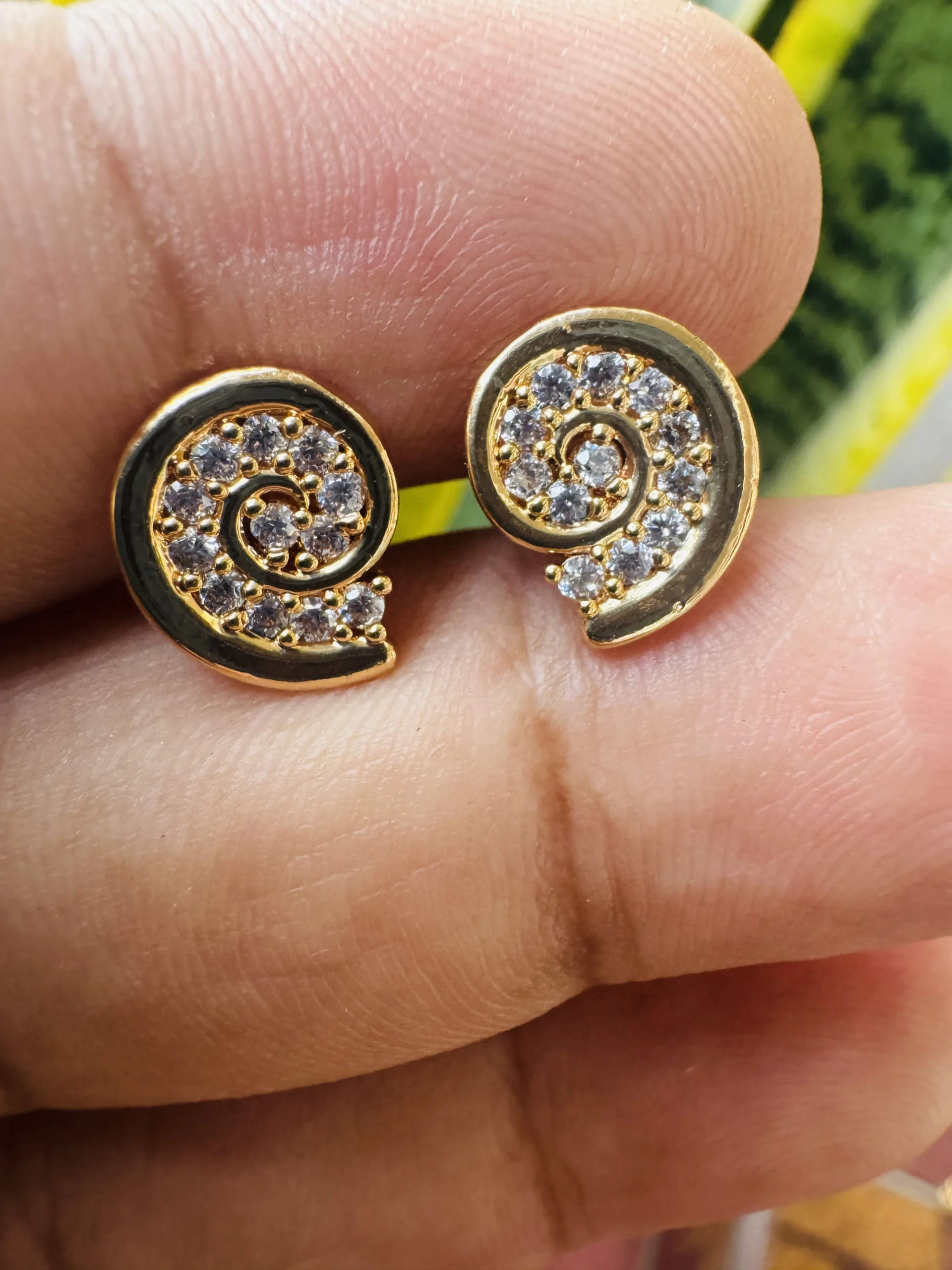 Gold plated new stylish cute oyster/kombu design stud earring with white stones for gift, women's and girls